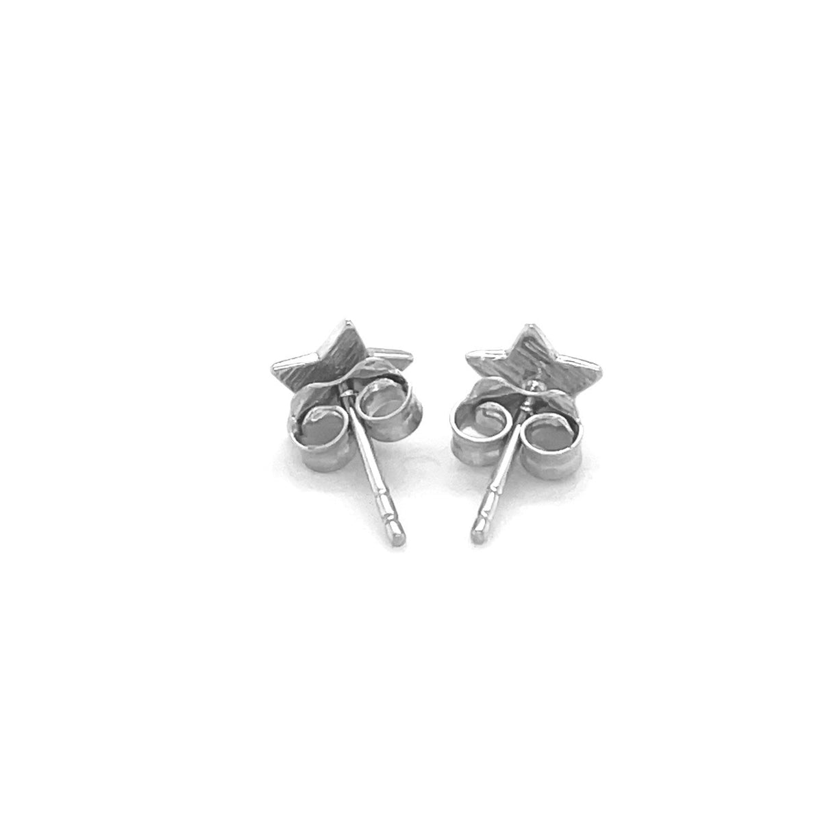 Pendientes de poste de oro blanco de 14k con estrellas (6.5mm)