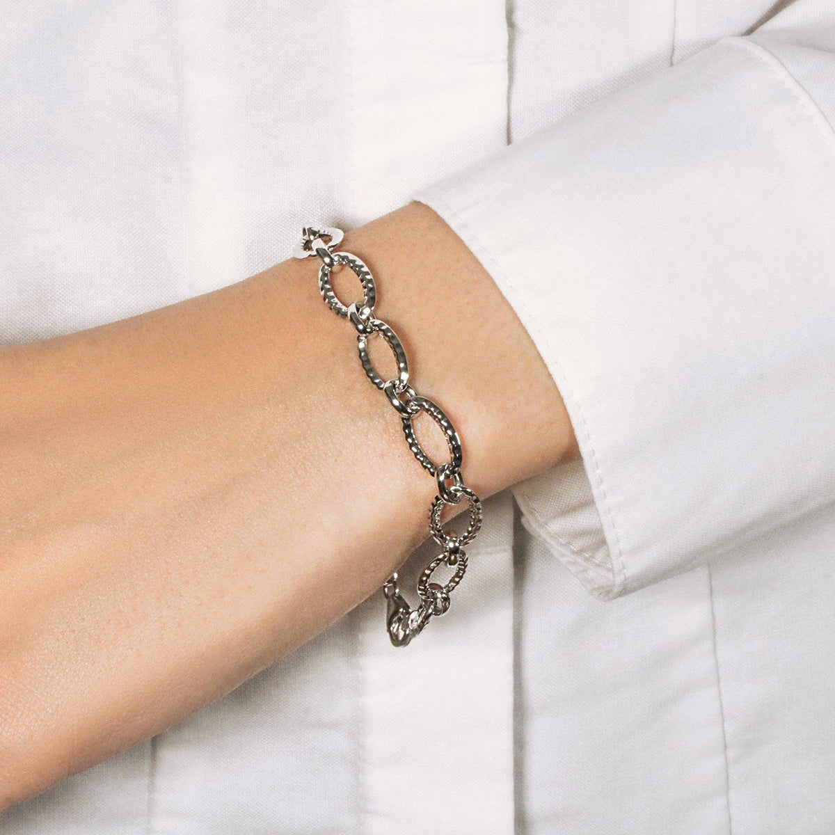 Pulsera de eslabones ovalados texturizados en oro blanco de 14 quilates (8.60 mm)