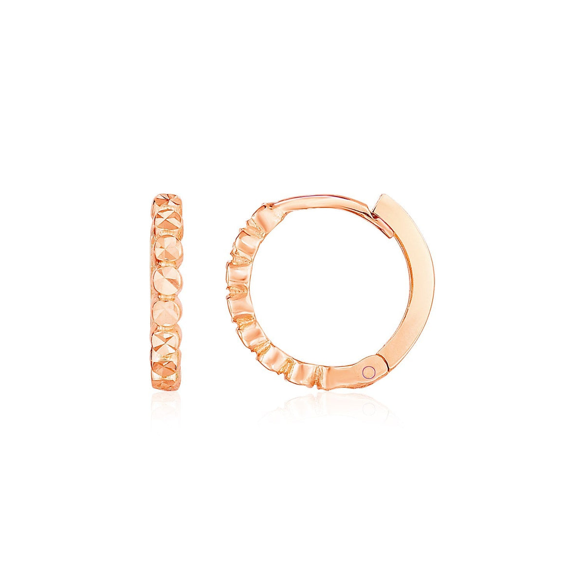 Aretes de aro redondos con textura pequeña en oro rosa de 14 quilates