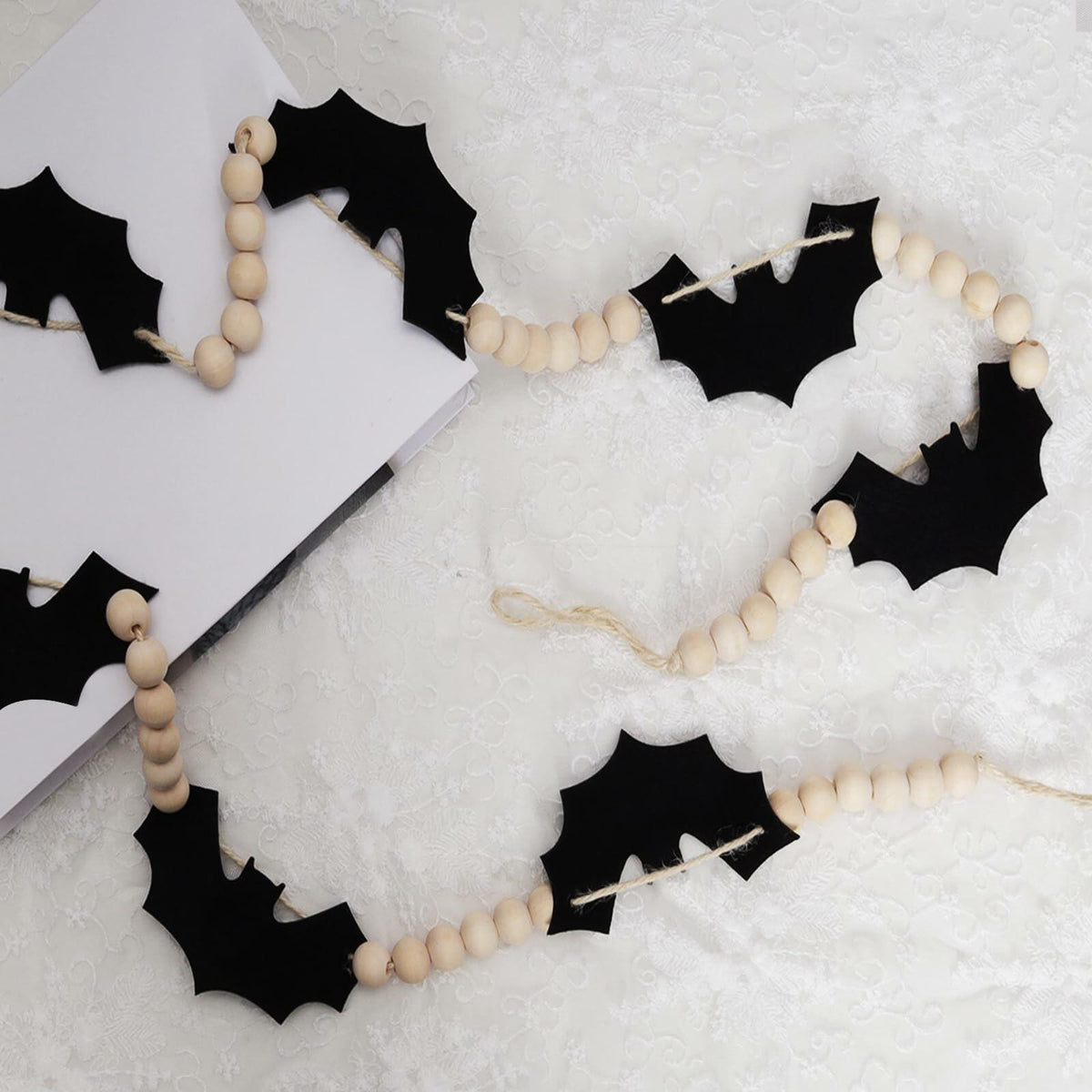Guirnalda de murciélagos de fieltro negro Gvhntk, decoración de Halloween, banderín de interior con cuentas de madera