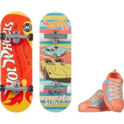 Set de 4 mini patinetas Hot Wheels Skate Retro con zapatos 1
