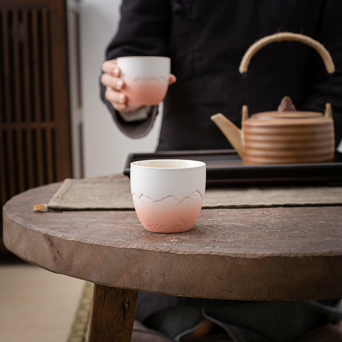 TEANAGOO Juego de 4 tazas de té japonesas de 5.6 oz, degradado rosa y blanco, en caja