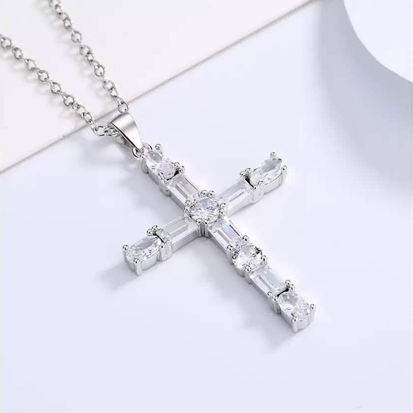 Collar con colgante de cruz de plata de ley con cristal de Swarovski