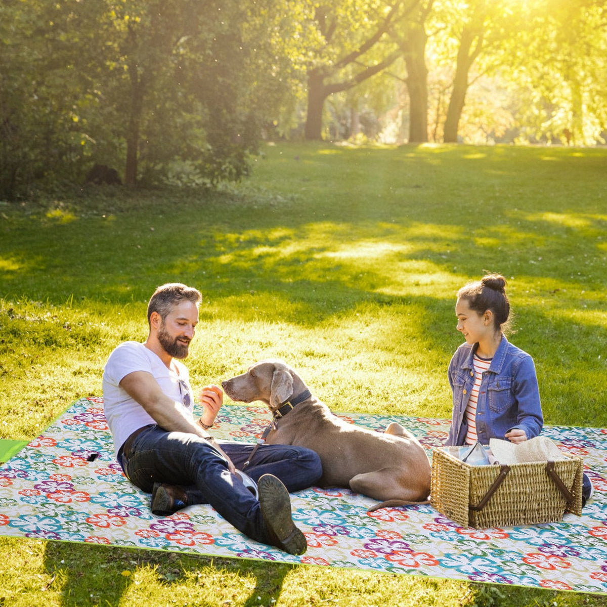 Manta de picnic impermeable de 60" x 78", alfombra plegable para acampar con correa, ideal para camping, senderismo, césped y viajes