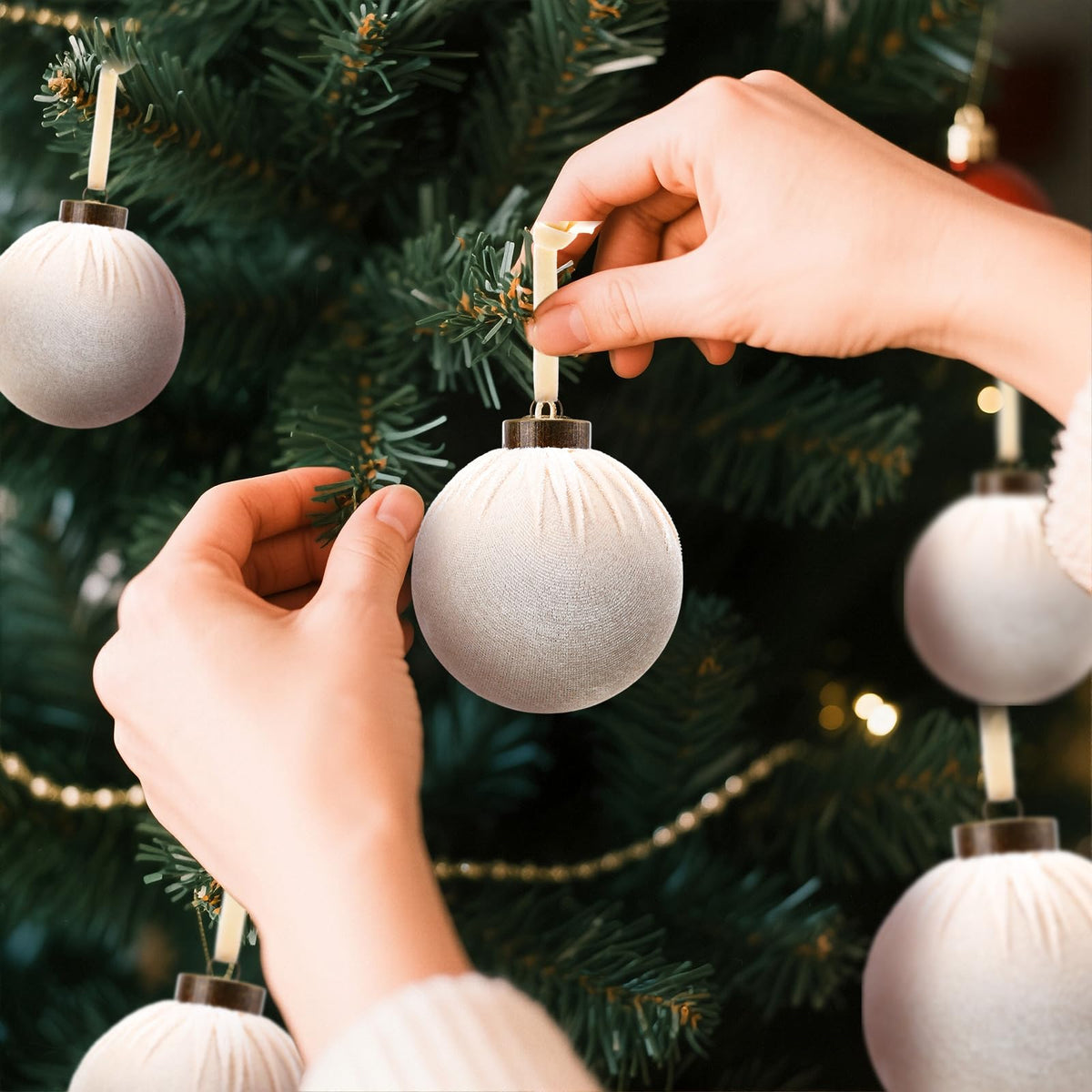 HyDren 24 piezas de esferas navideñas de terciopelo beige inastillables de 3.15, 2.76 y 2.36 pulgadas