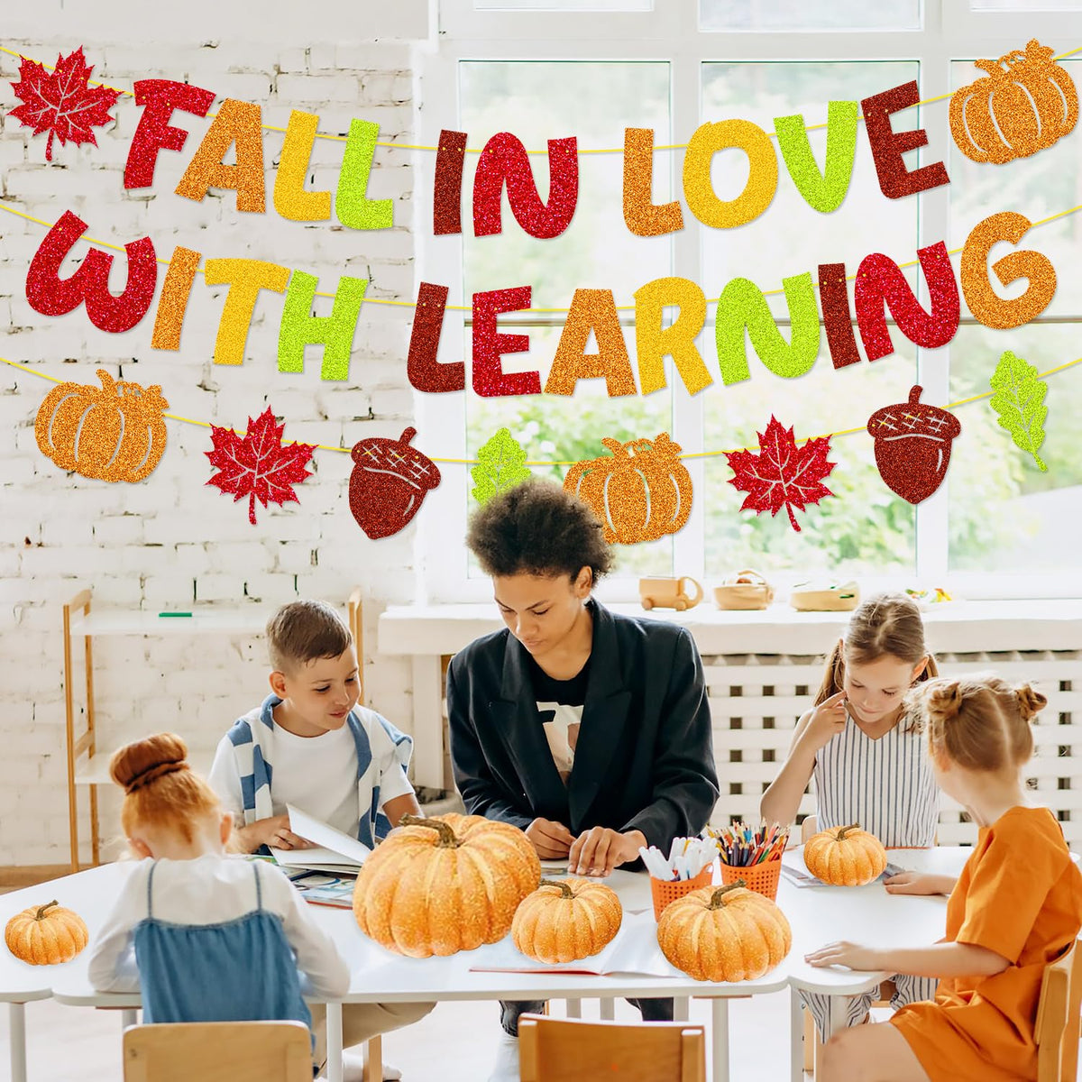Pancarta para el aula YWLACC "Enamórate de aprender" con hojas de otoño y calabazas