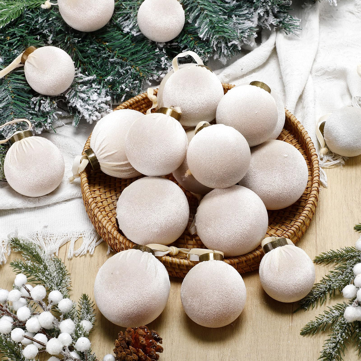 HyDren 24 piezas de esferas navideñas de terciopelo beige inastillables de 3.15, 2.76 y 2.36 pulgadas