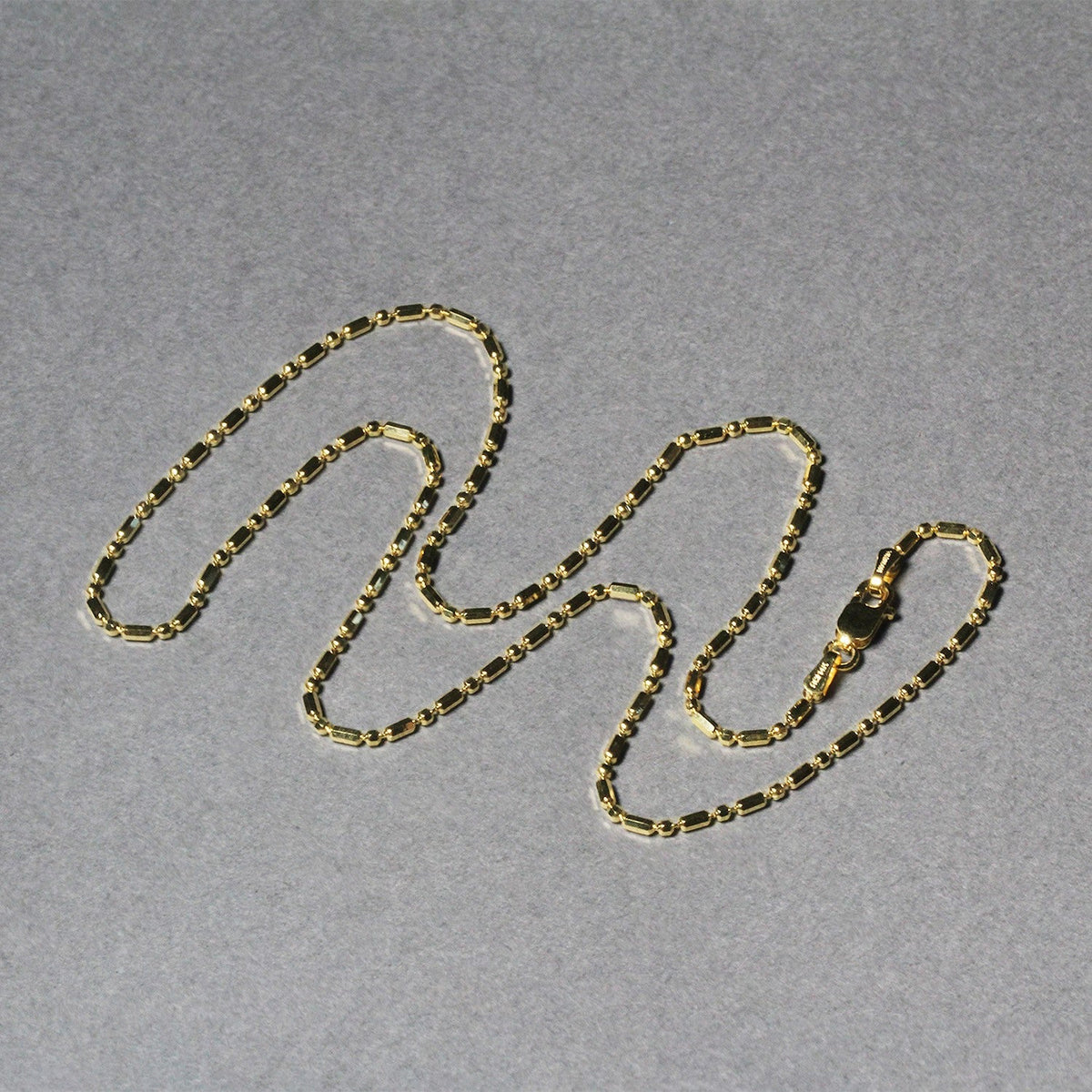 Cadena de cuentas alternadas con corte de diamante en oro amarillo de 14 quilates (1.30 mm)