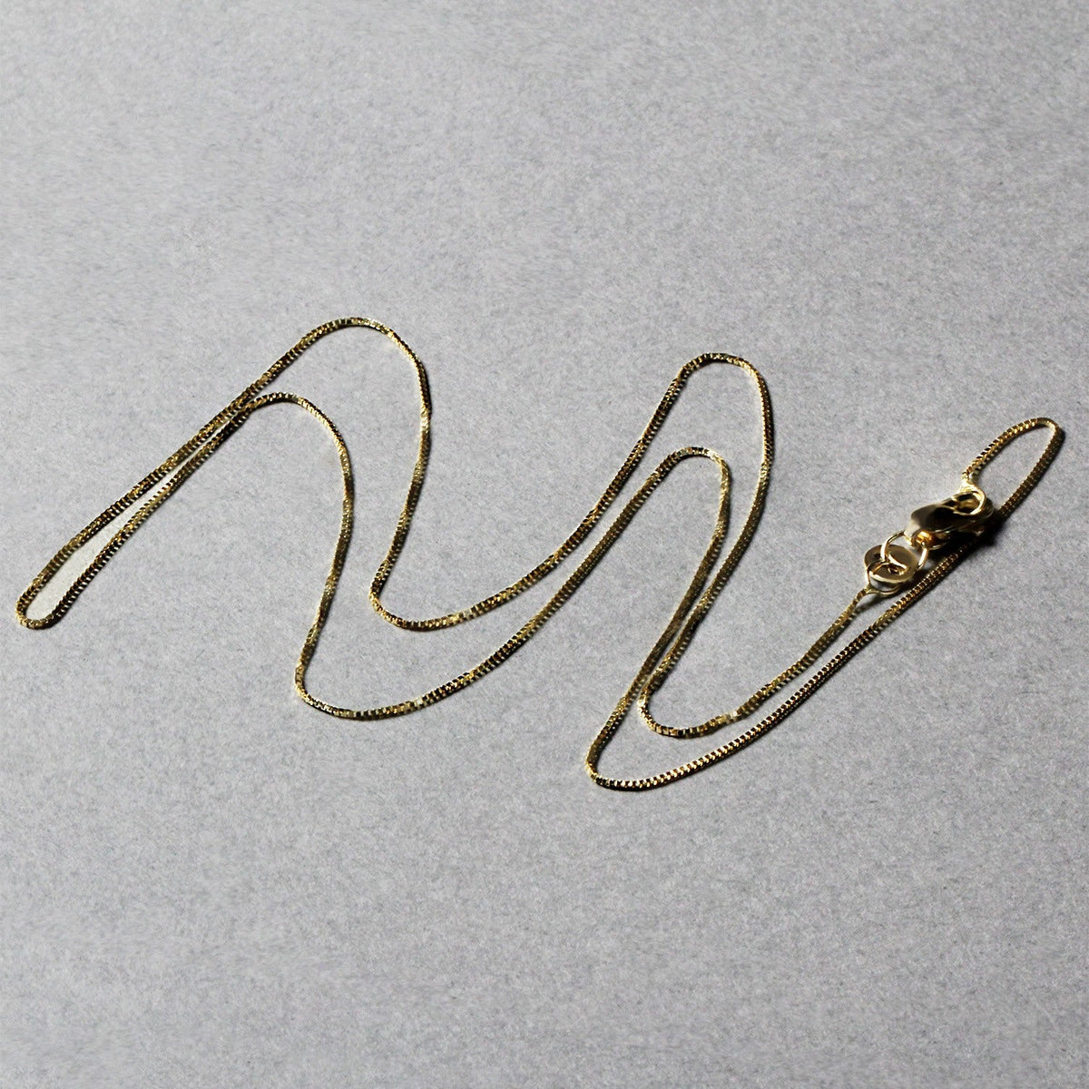 Cadena tipo caja clásica de oro amarillo de 14k (0,45 mm)
