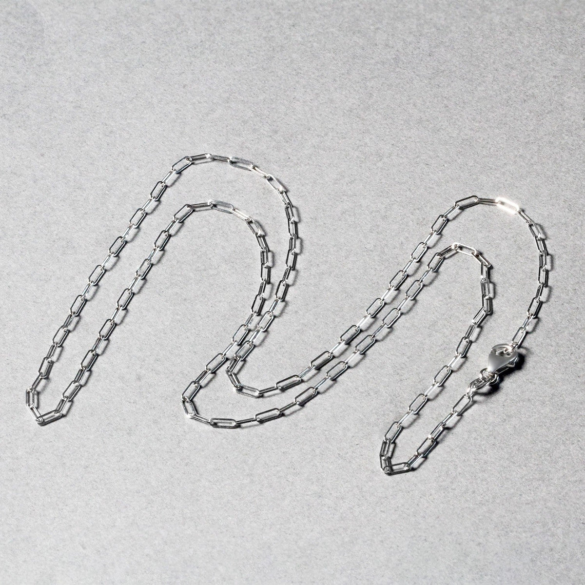 Cadena de eslabones tipo clip de oro blanco de 14 quilates (1.50 mm)