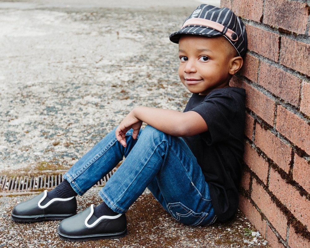 Zapatos de vestir negros sin cordones para niños – Zapatos formales de piel vegana para niños pequeños