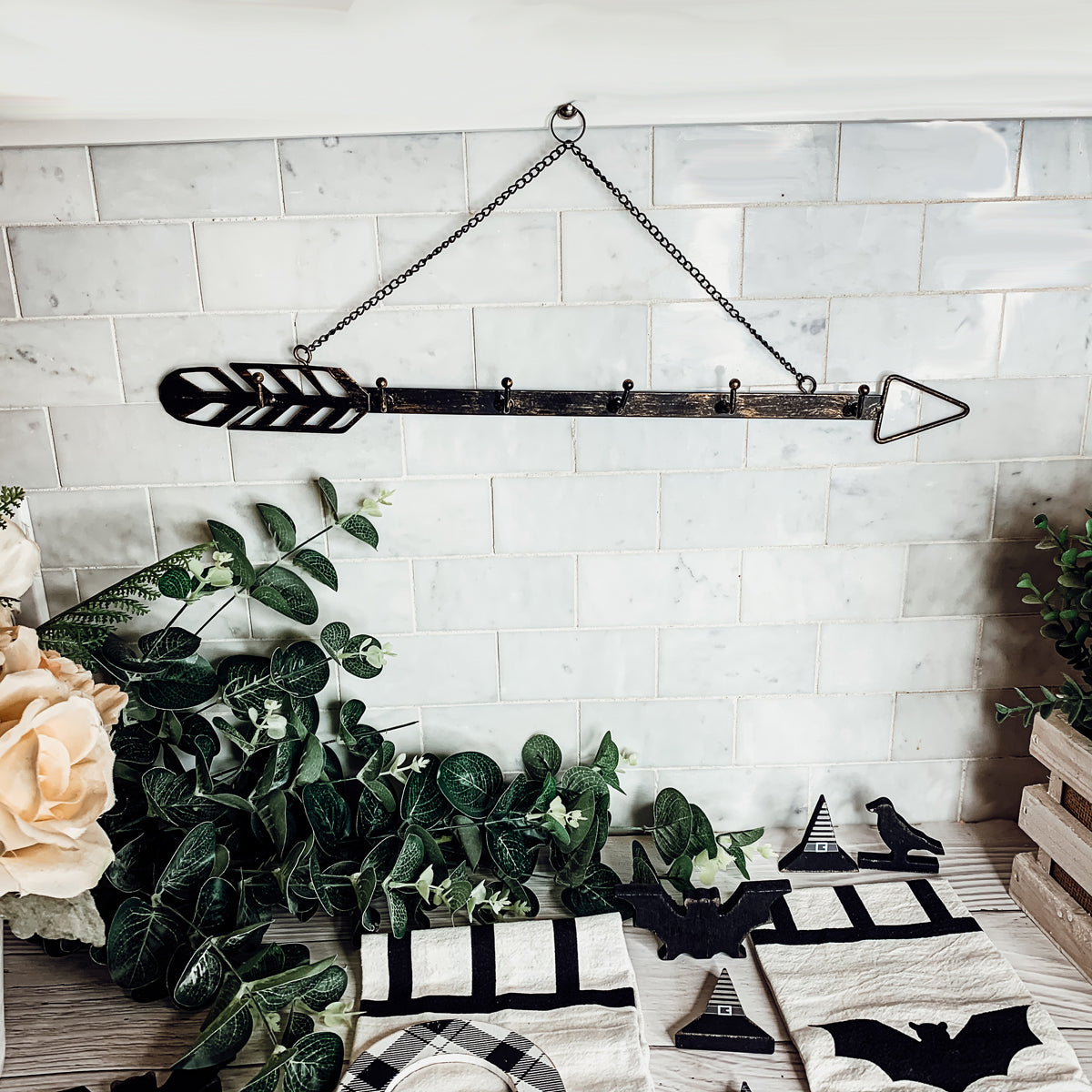 Arrow Wall Hook Hanger 6 Hook Metal Key and Jewelry Organizer Black 18x1.5x0.05