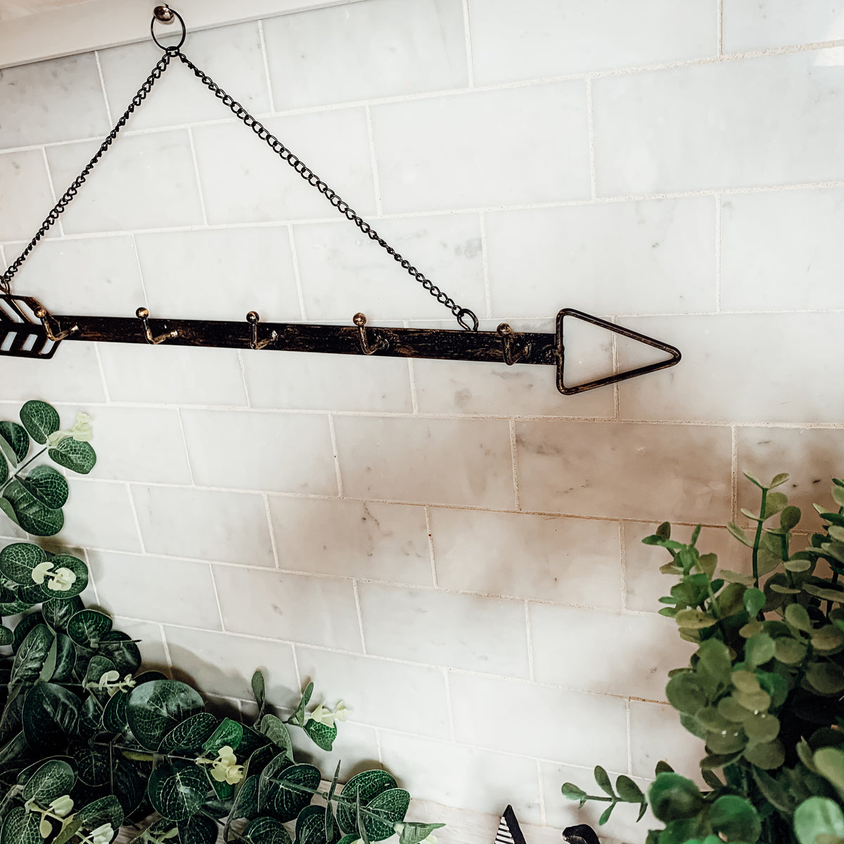 Arrow Wall Hook Hanger 6 Hook Metal Key and Jewelry Organizer Black 18x1.5x0.05