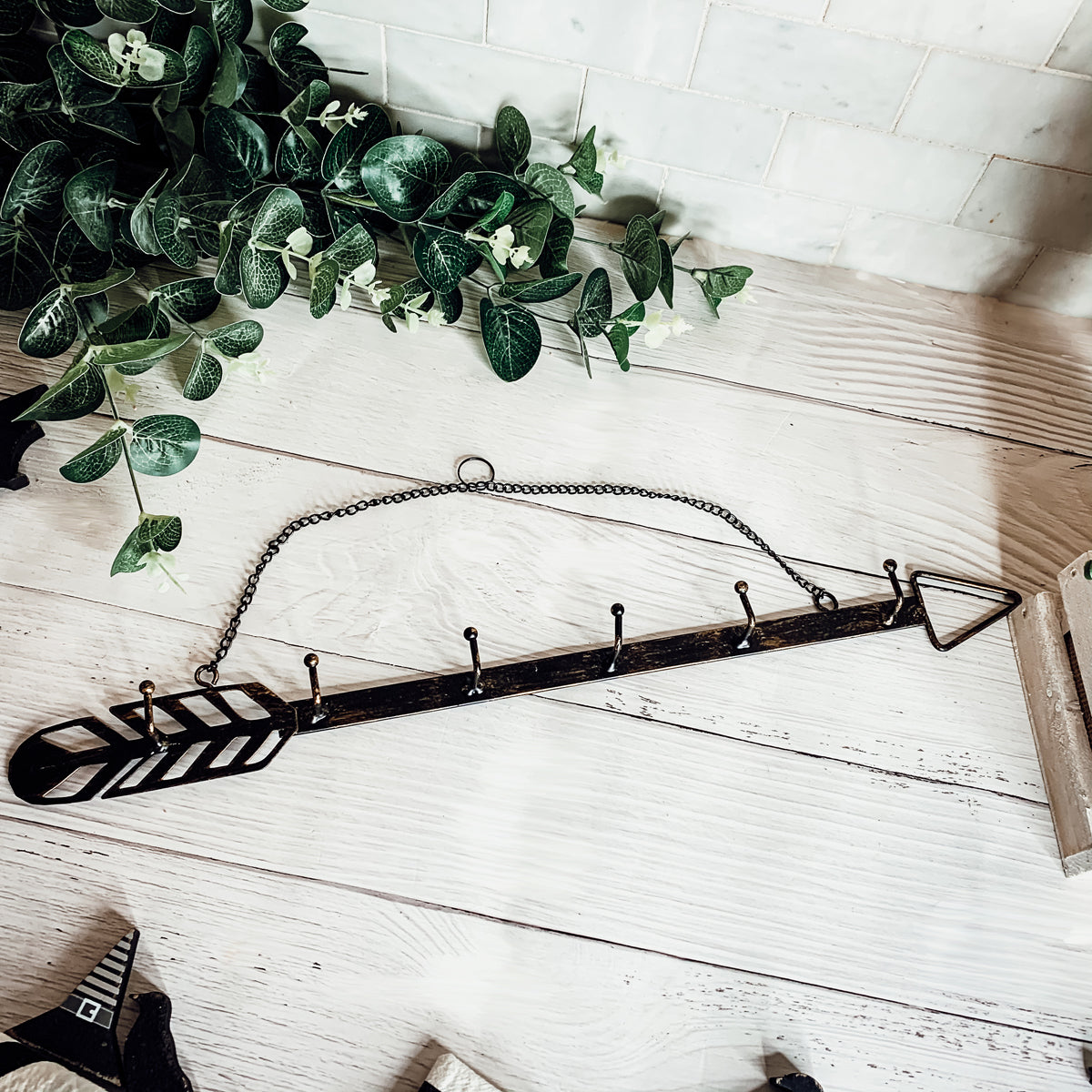 Arrow Wall Hook Hanger 6 Hook Metal Key and Jewelry Organizer Black 18x1.5x0.05