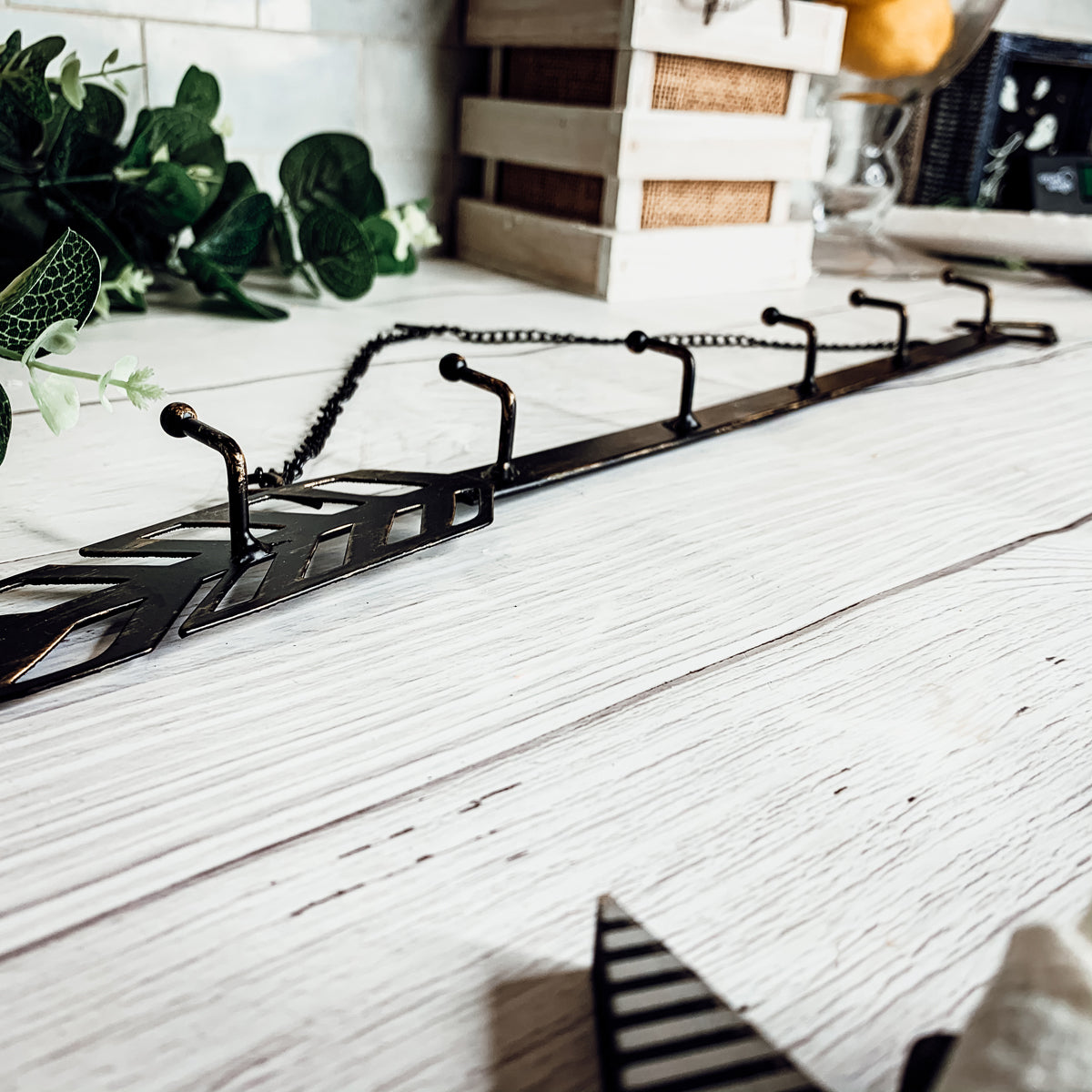 Arrow Wall Hook Hanger 6 Hook Metal Key and Jewelry Organizer Black 18x1.5x0.05