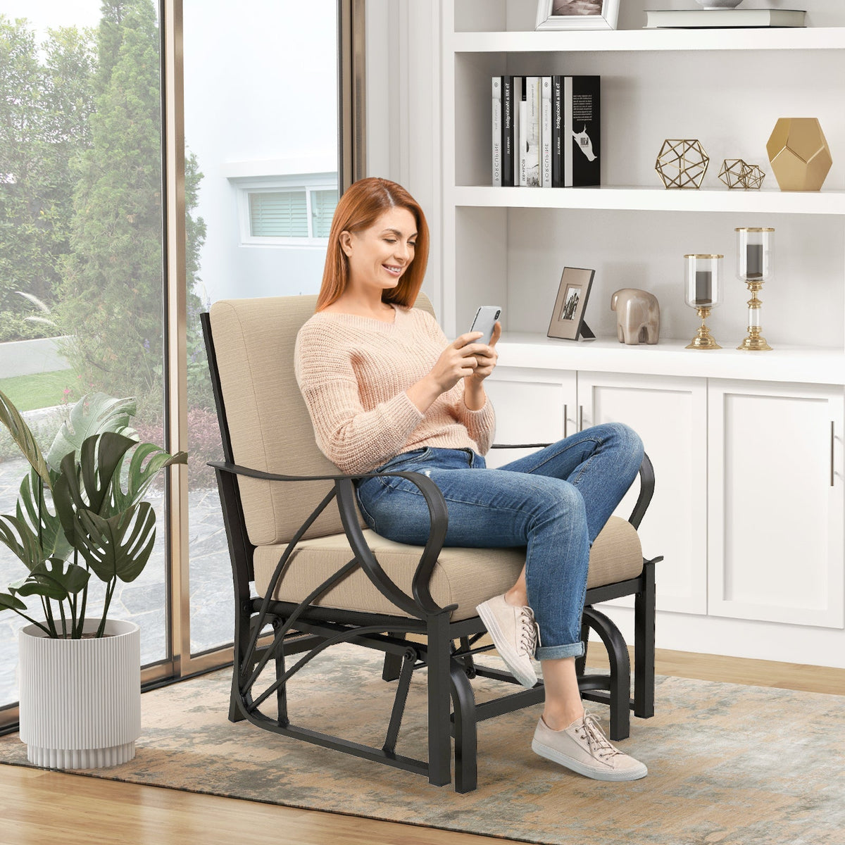 Mecedora planeadora para patio con cojín grueso y reposabrazos curvo