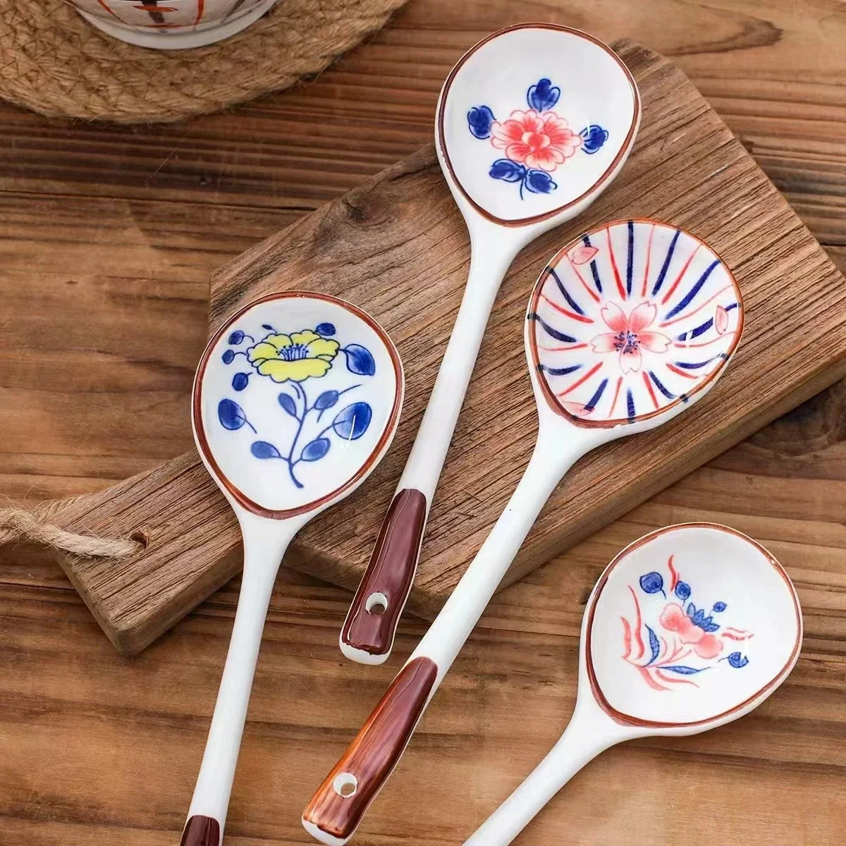 Juego de regalo de cucharas de cerámica para el hogar, cuchara pintada a mano de alto valor con mango largo, cuchara de postre creativa, pintura bajo esmalte ecológica
