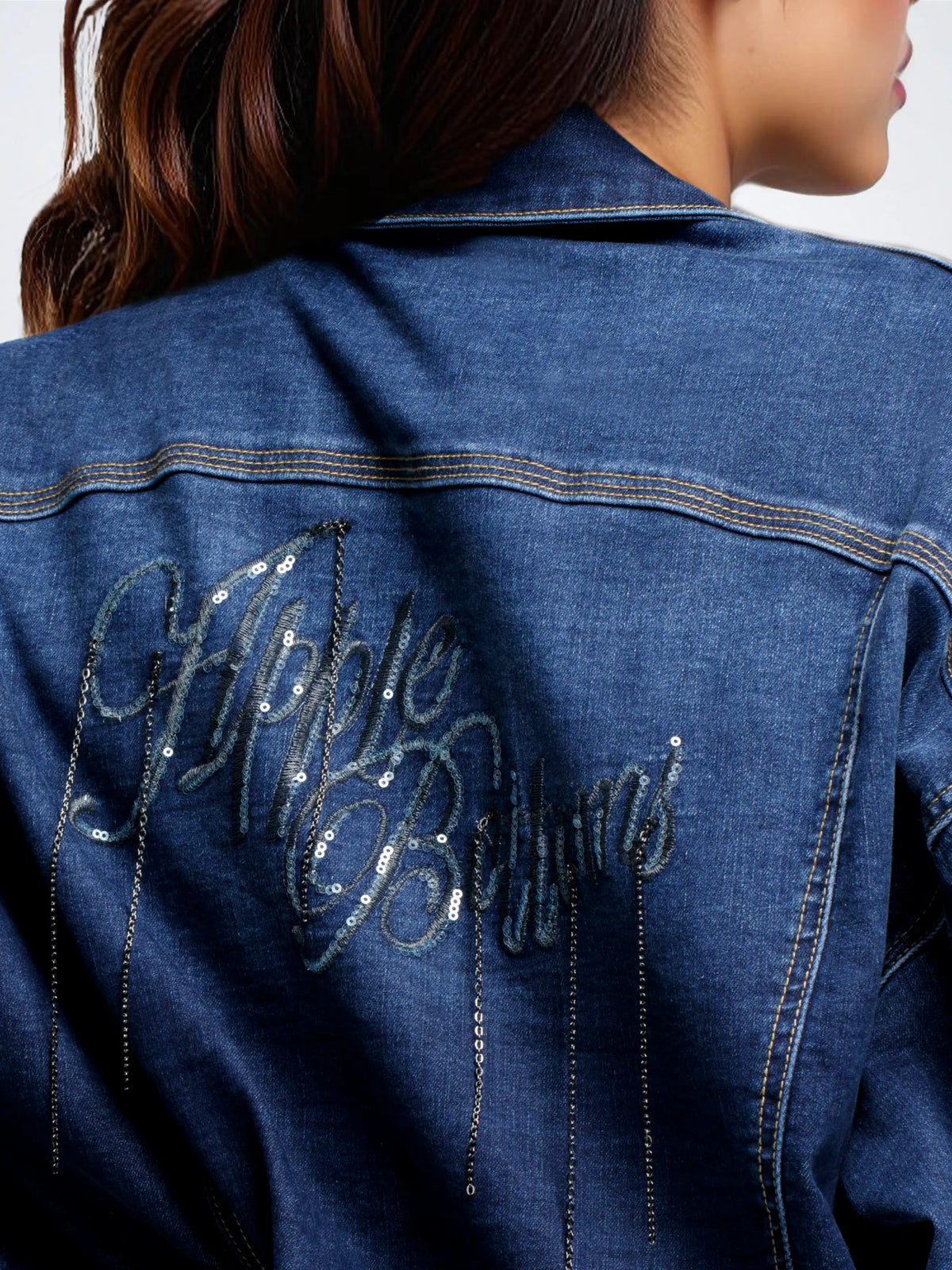 Chaqueta corta con cadena