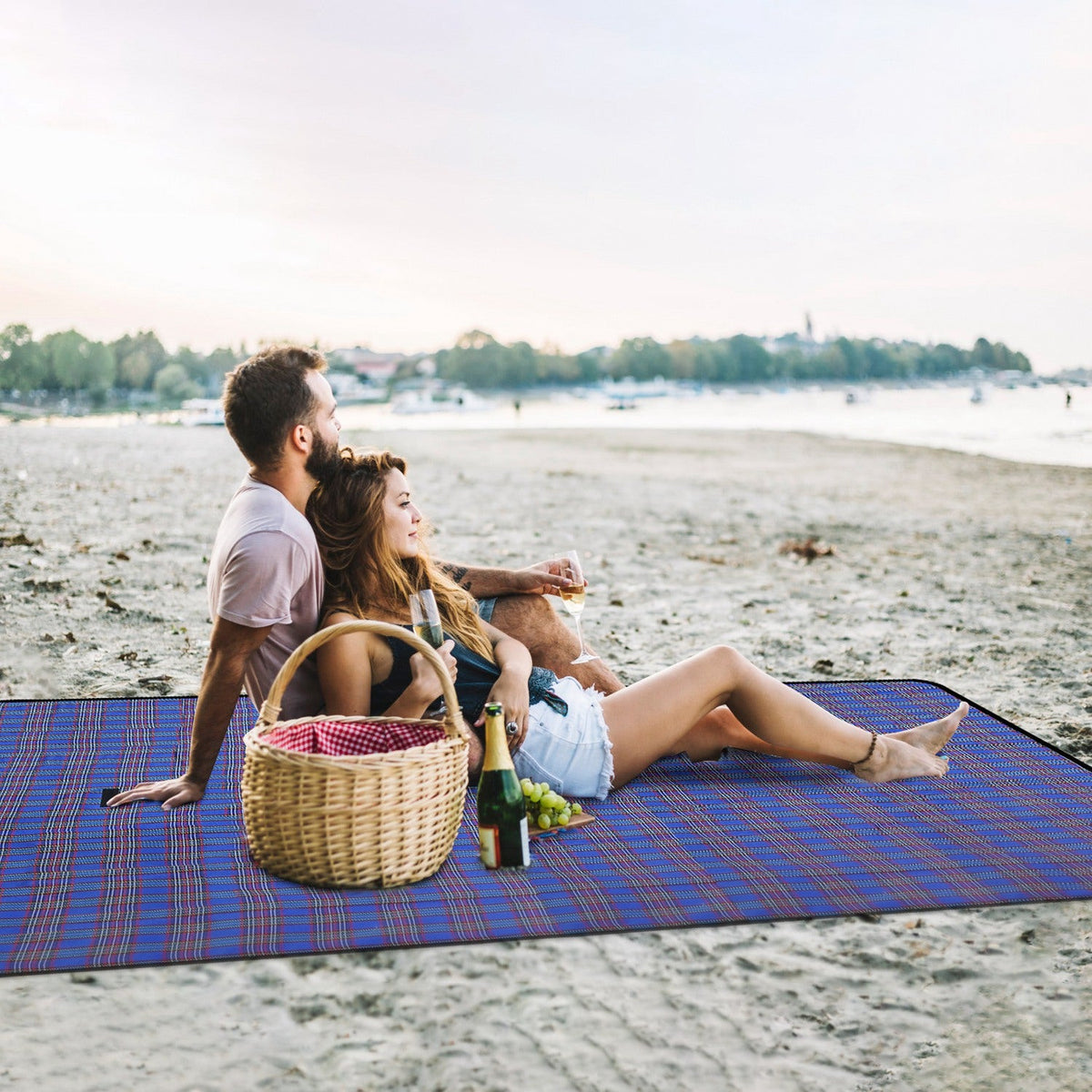 Manta de picnic impermeable de 60" x 78", alfombra plegable para acampar con correa, ideal para camping, senderismo, césped y viajes