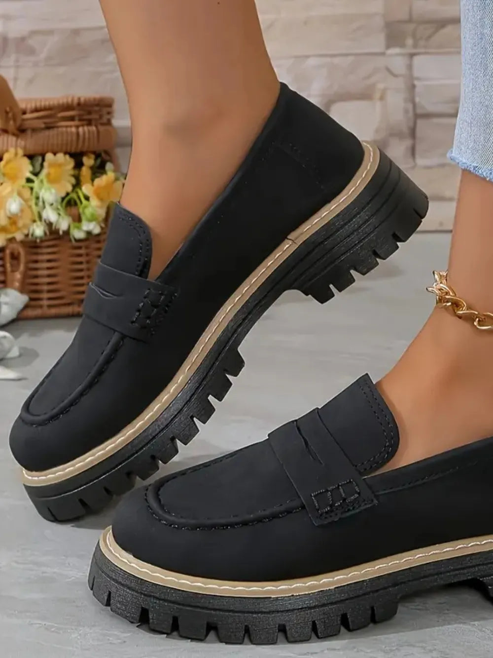 Casual sandblasted British style women's shoes with thick heels and retro design