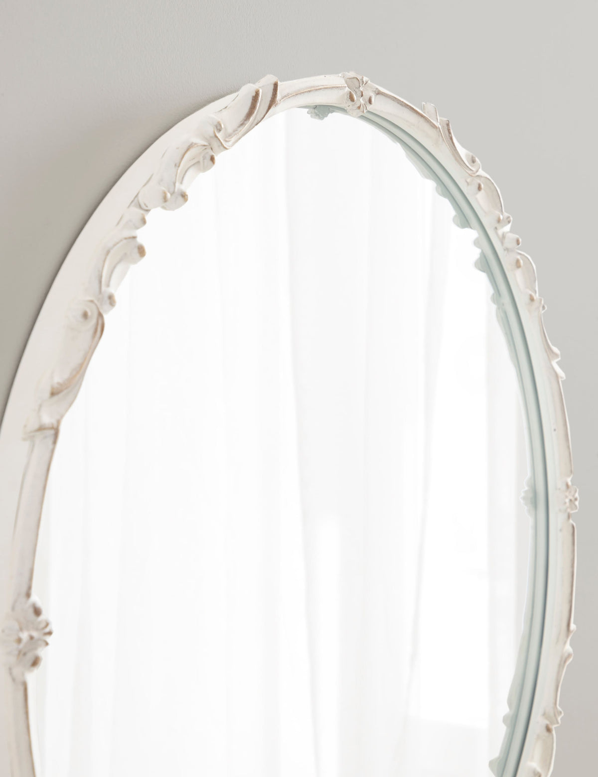 Kate and Laurel Brynley White Round Framed Wall Mirror