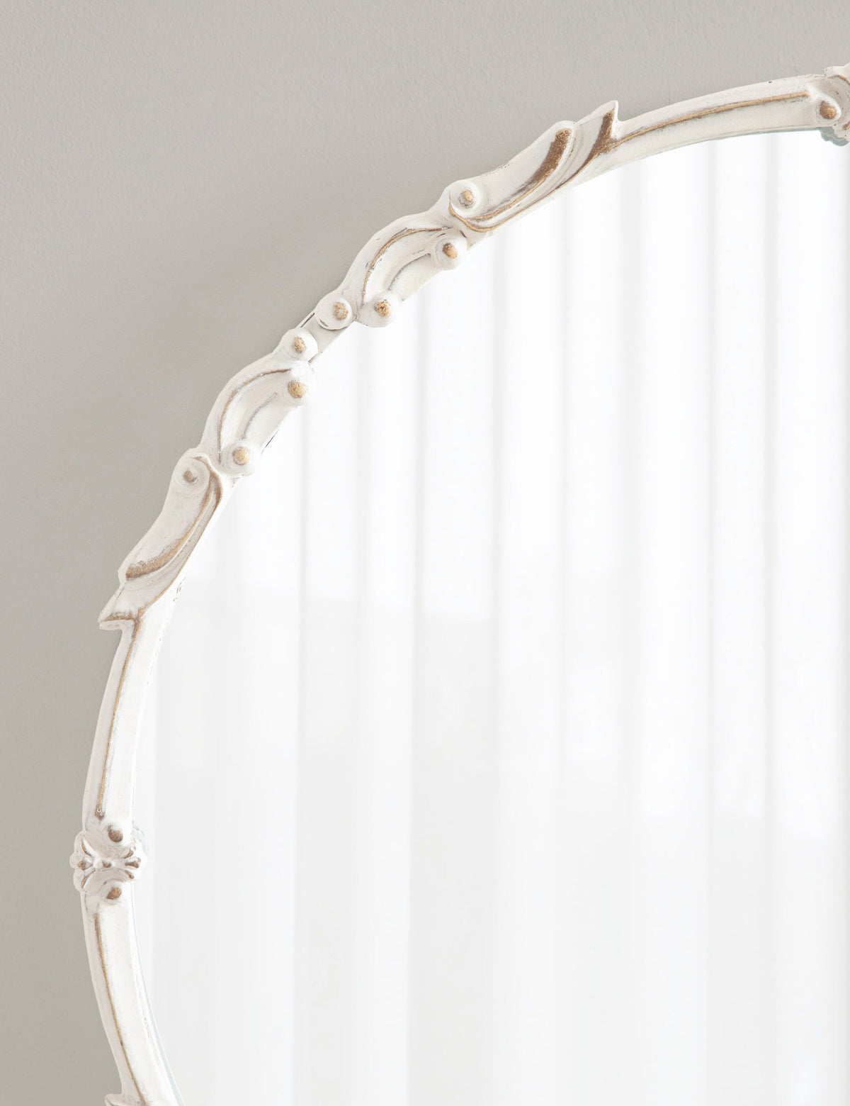Kate and Laurel Brynley White Round Framed Wall Mirror