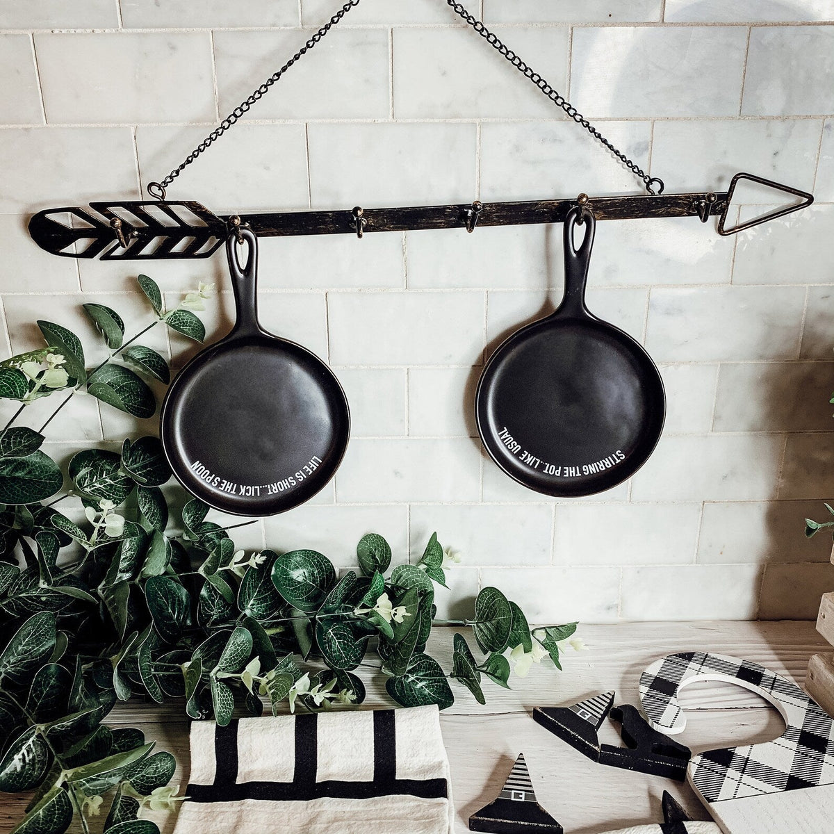 Arrow Wall Hook Hanger 6 Hook Metal Key and Jewelry Organizer Black 18x1.5x0.05