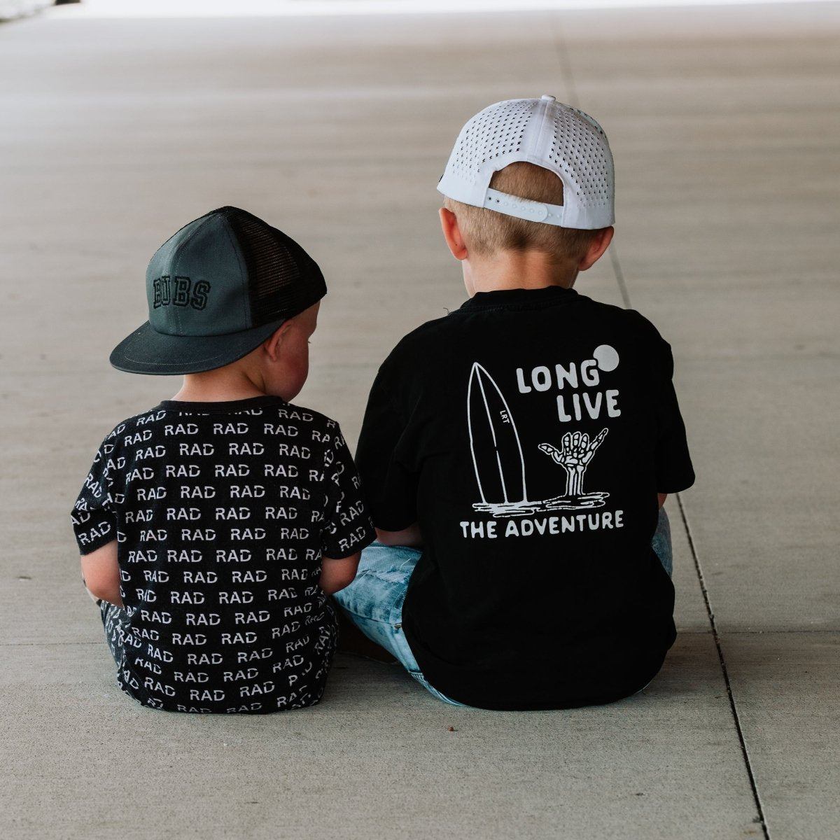 CAMISETA LONG LIVE THE ADVENTURE - NEGRA