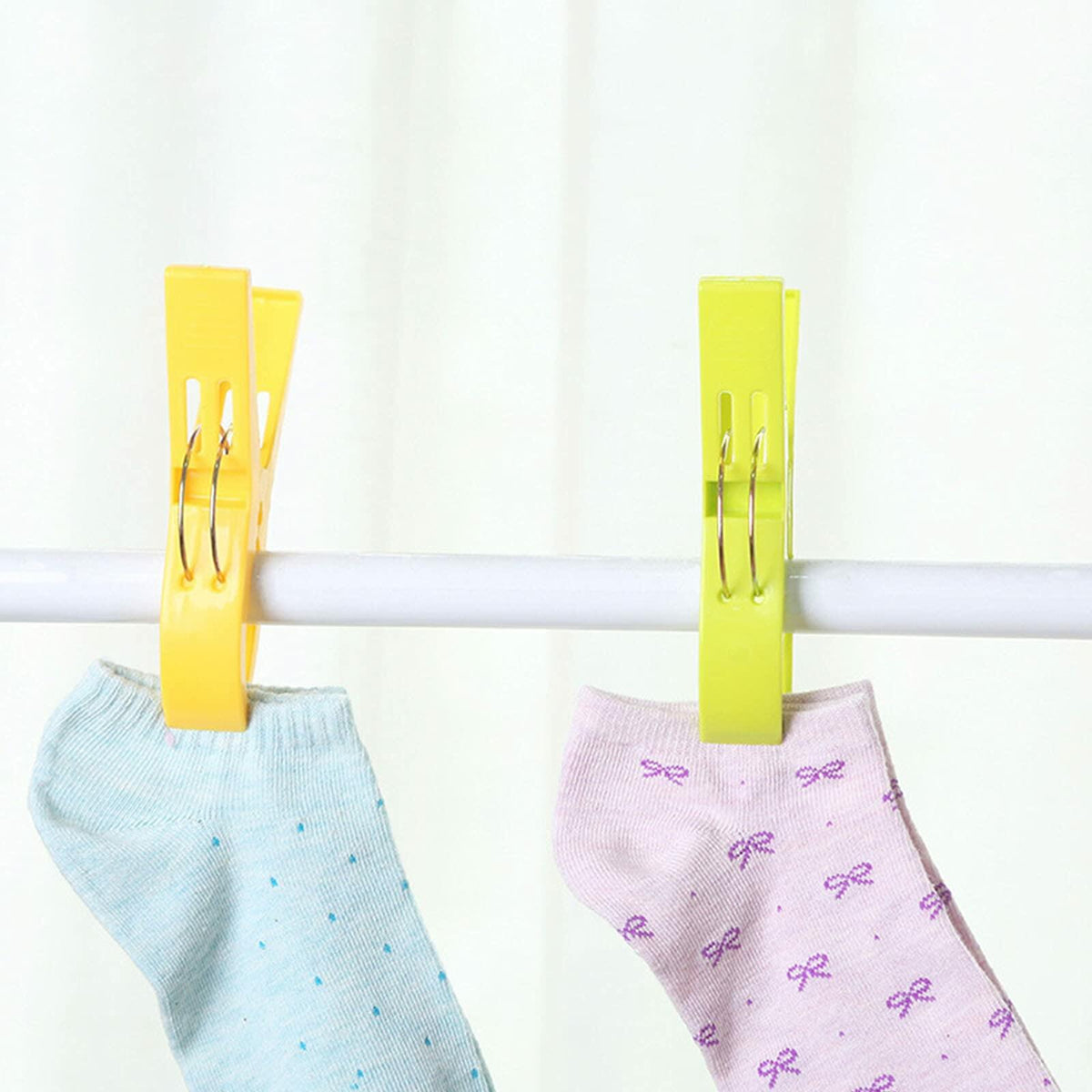 Loialpupy 4 Pack Plastic Beach Towel Clips Windproof Clips for Towels