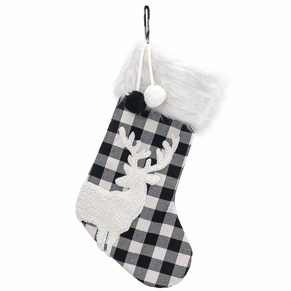 Calcetín navideño USILAND de 20 pulgadas con estampado de cuadros tipo búfalo, pompones y piel sintética, color blanco y negro