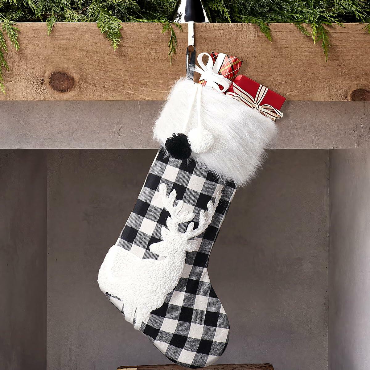Calcetín navideño USILAND de 20 pulgadas con estampado de cuadros tipo búfalo, pompones y piel sintética, color blanco y negro