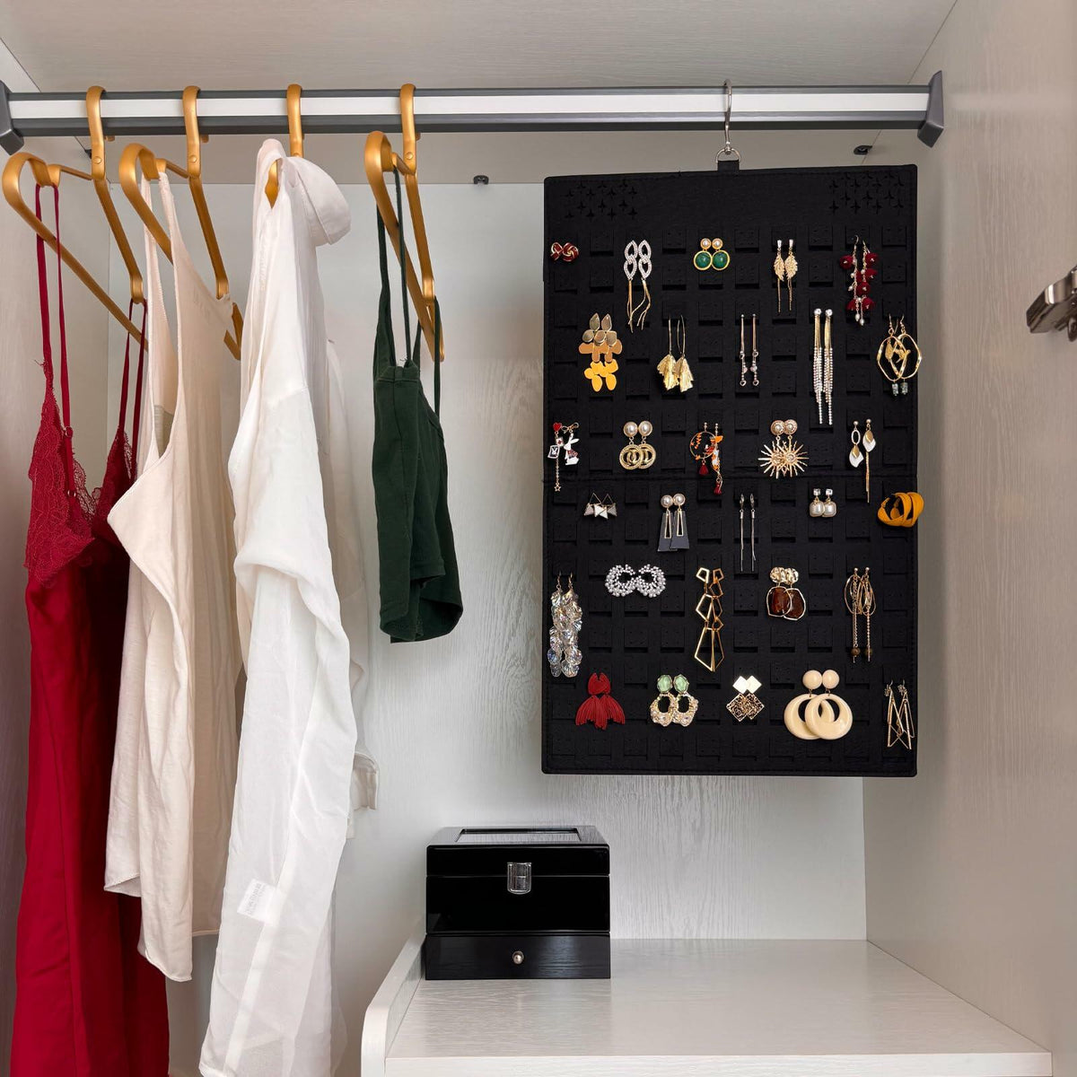 Organizador de pendientes colgante Neehows, soporte de pared con 600 agujeros y 30 ganchos, negro