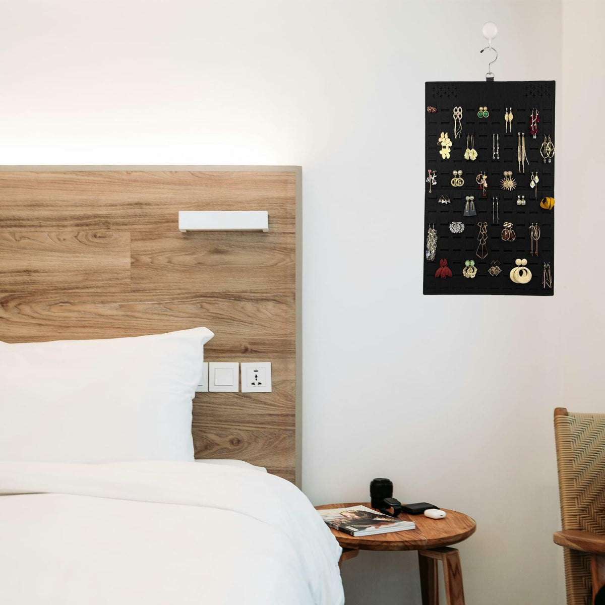 Organizador de pendientes colgante Neehows, soporte de pared con 600 agujeros y 30 ganchos, negro