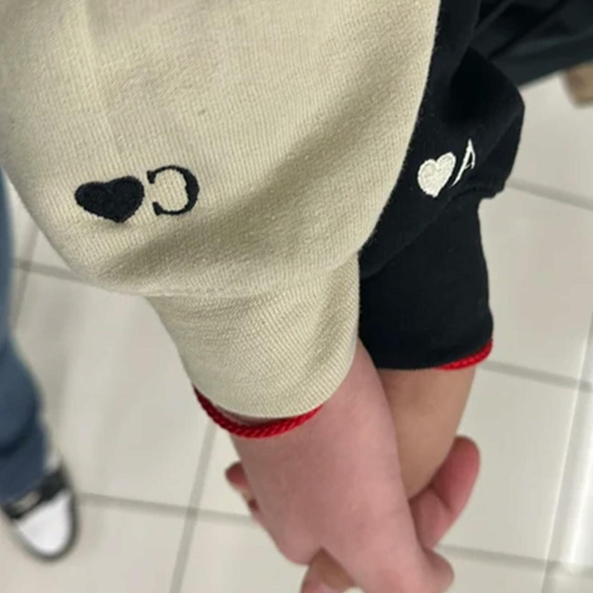 Sudadera GODMERCH con corazón bordado personalizado, color negro, talla L