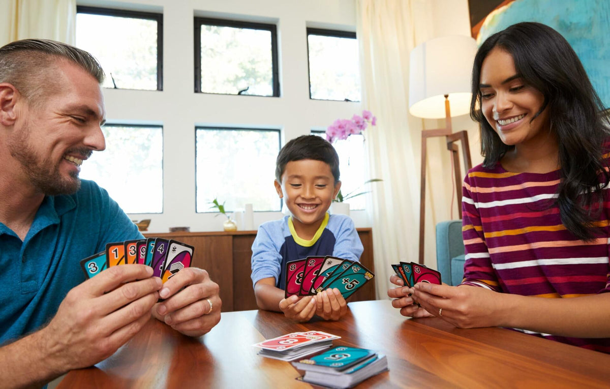 Mattel UNO FLIP! Juego de cartas familiar, 112 cartas, lata de almacenamiento resistente, edades 7+
