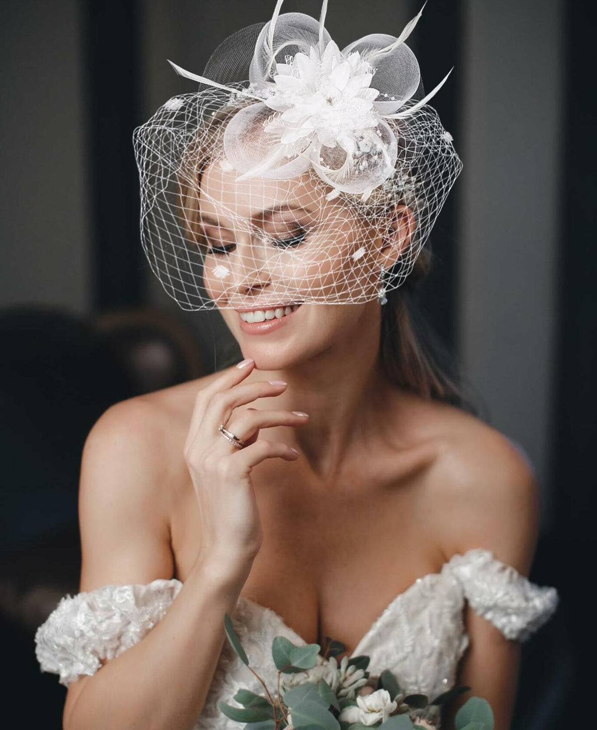 Sombrero tocado Kidukso estilo vintage años 20, estilo Derby, con malla, velo y plumas, color blanco