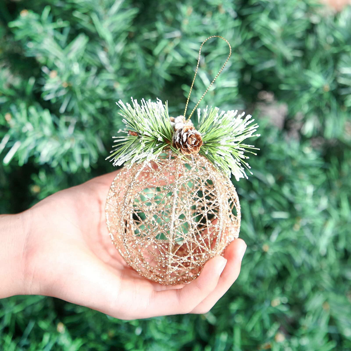 [Como nuevo] Juego de 4 adornos navideños de bolas de ratán con forma de piña color champán