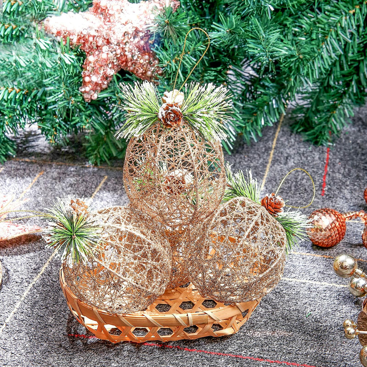 [Como nuevo] Juego de 4 adornos navideños de bolas de ratán con forma de piña color champán