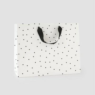 Bolsa de regalo mediana Sugar Paper™ + Target con lunares dispersos negros