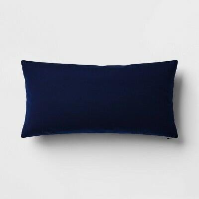 Funda de cojín decorativa de terciopelo para exteriores Threshold, azul marino, 12x24