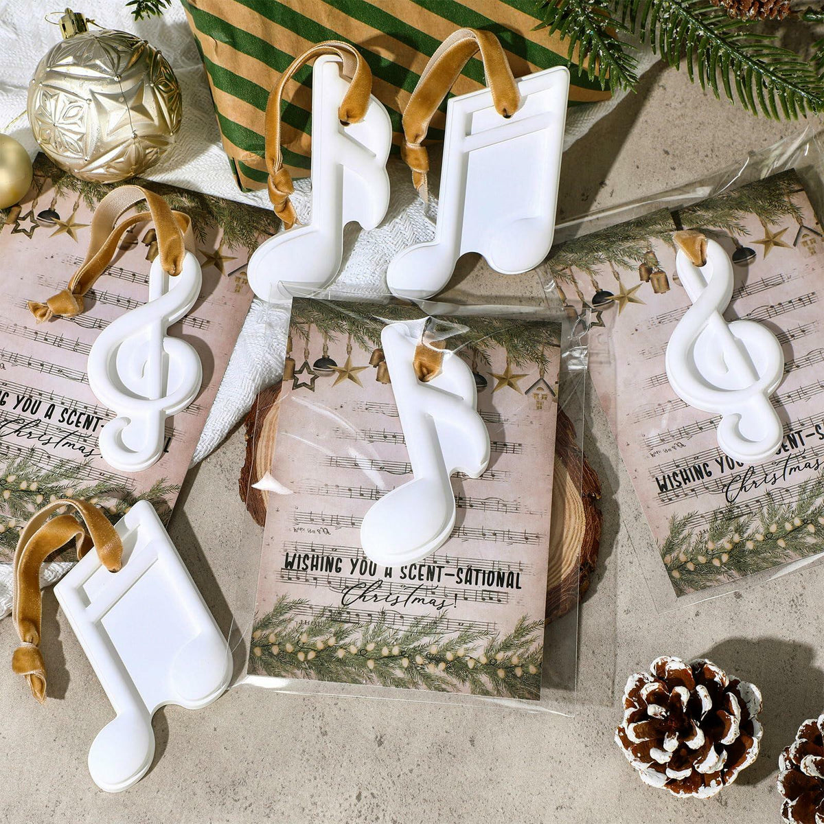 Heigble, set de 6 adornos navideños perfumados para colgar en forma de nota musical, color blanco