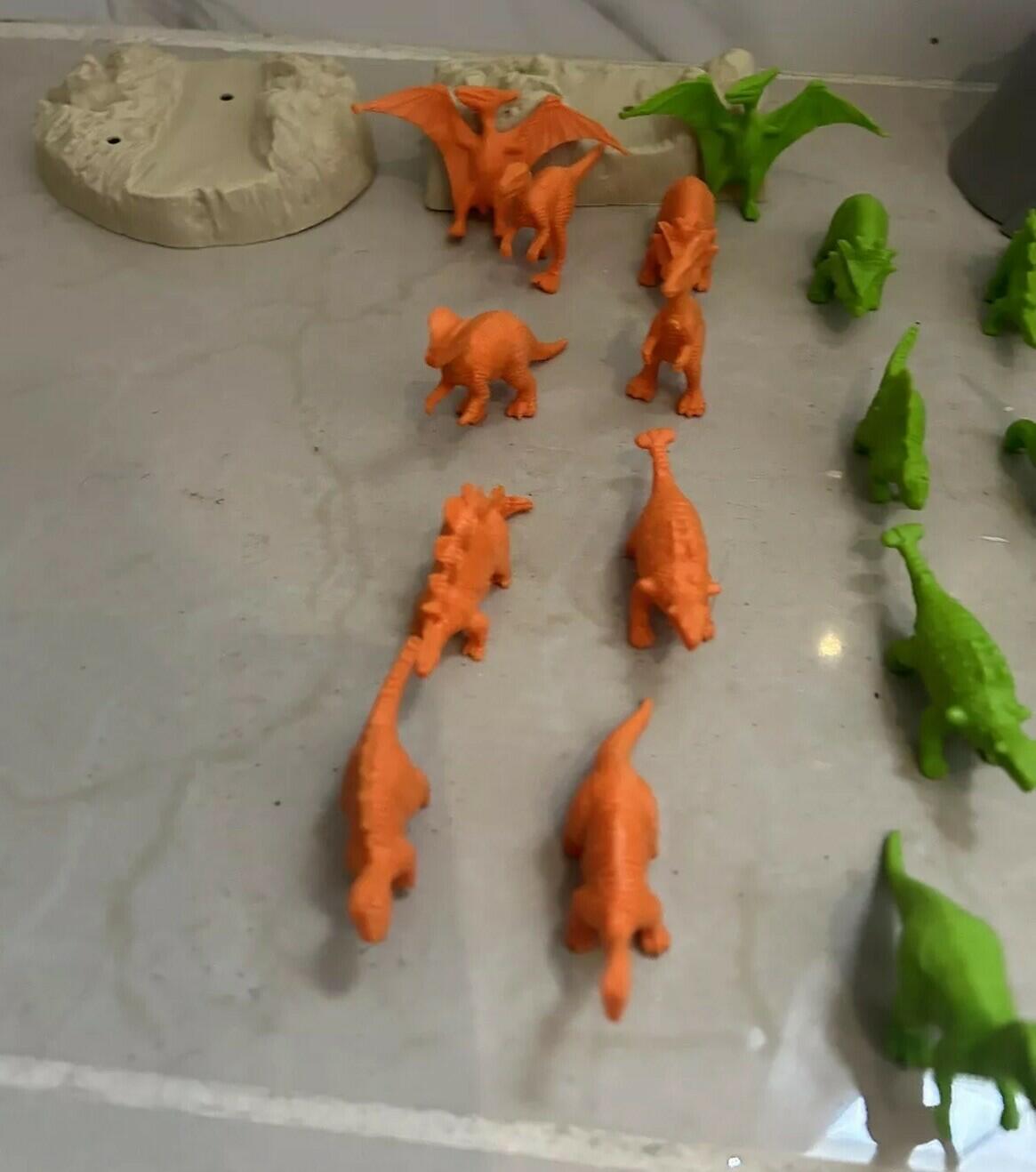 Cubo divertido de 27 piezas, figuras de acción de dinosaurios, Toy Planet. De segunda mano.