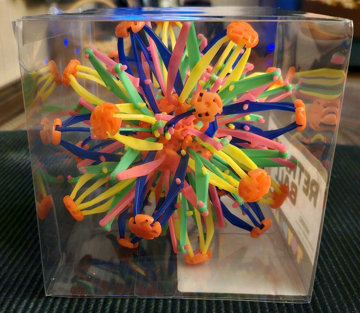 Caja abierta. Juguete antiestrés ToyPlanet Retract-O Ball de plástico retráctil multicolor