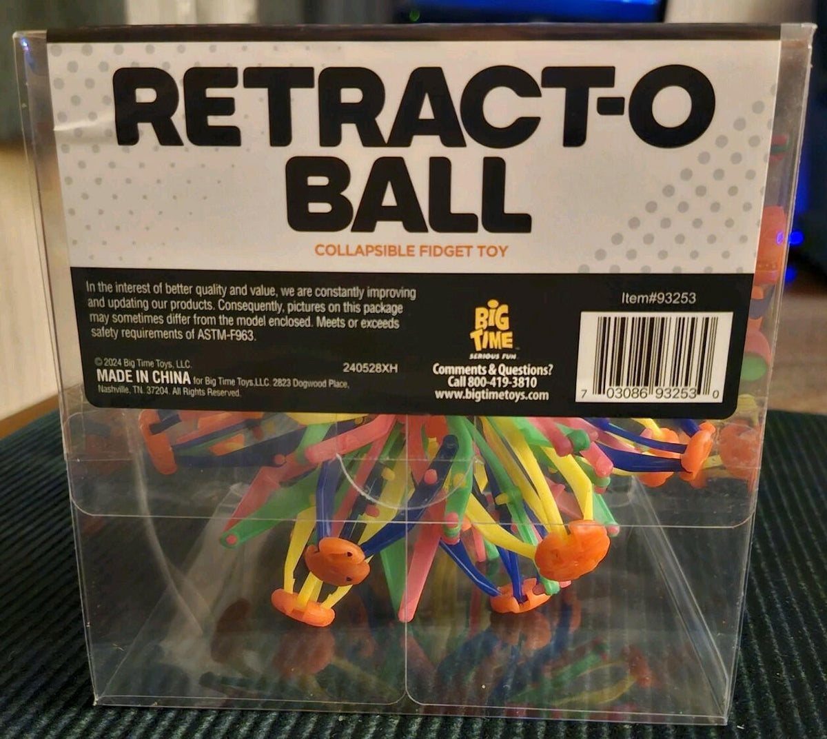 Caja abierta. Juguete antiestrés ToyPlanet Retract-O Ball de plástico retráctil multicolor