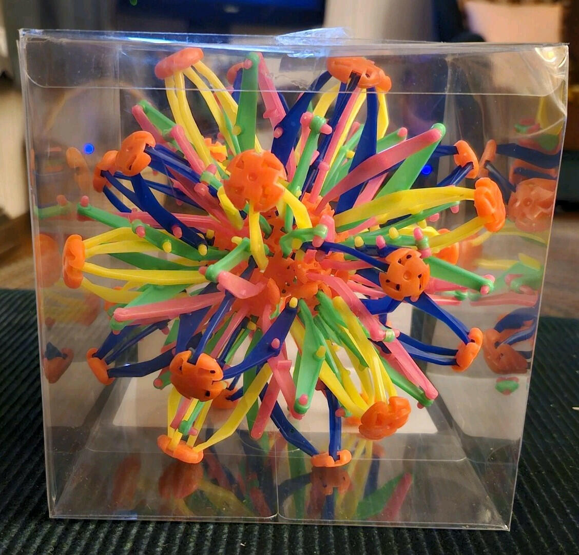 Caja abierta. Juguete antiestrés ToyPlanet Retract-O Ball de plástico retráctil multicolor