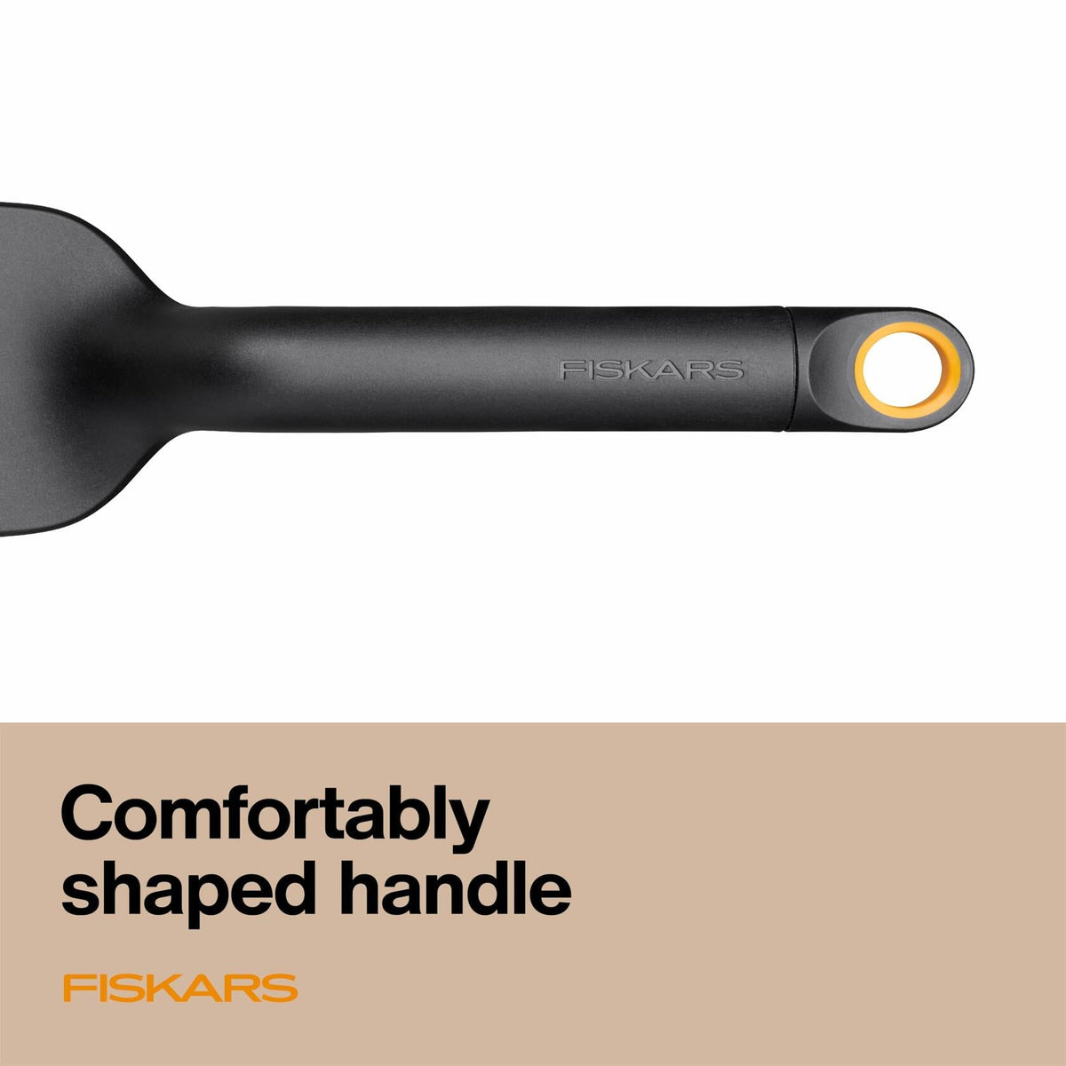 Cultivador Eco Fiskars con púas anguladas anchas y mango ergonómico negro