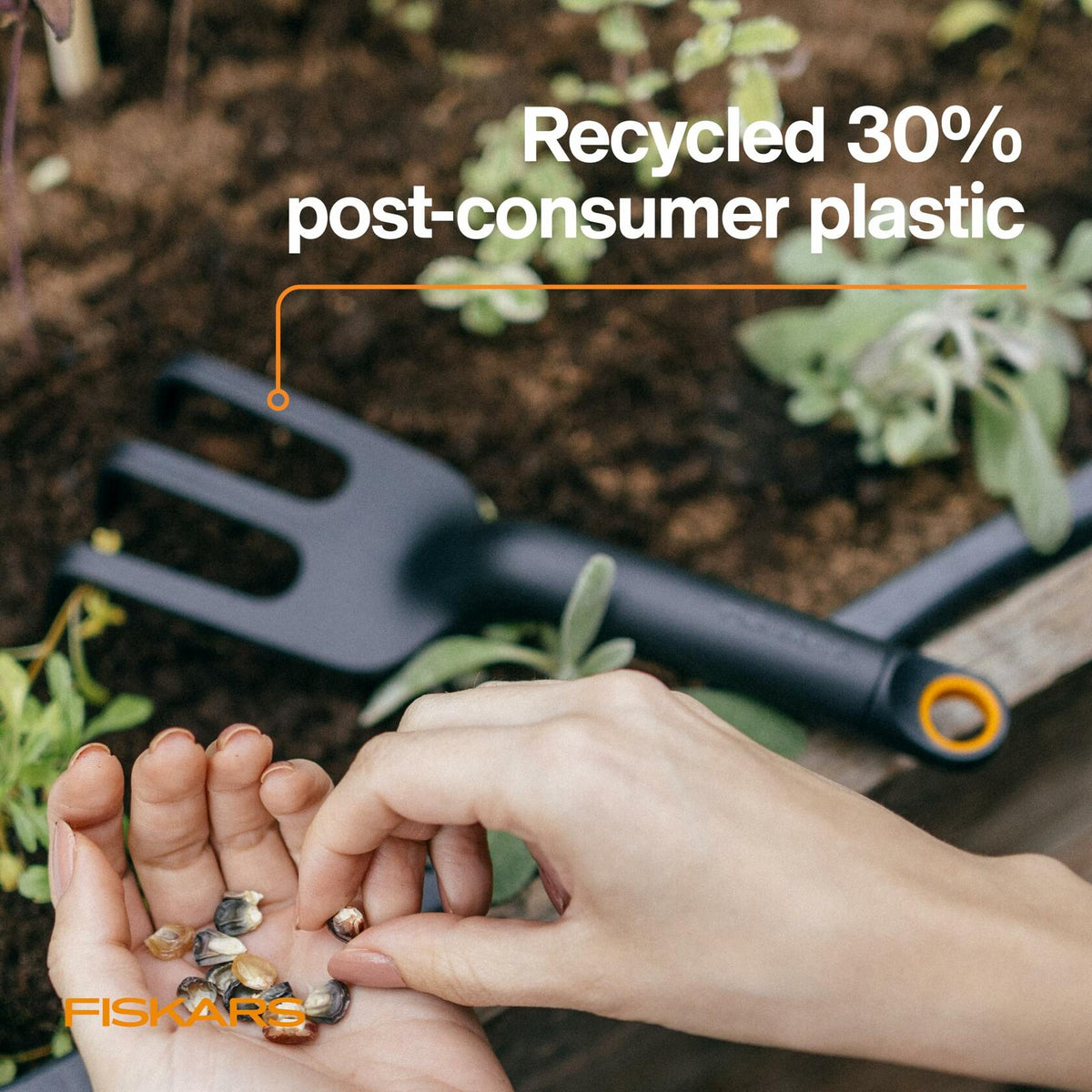 Cultivador Eco Fiskars con púas anguladas anchas y mango ergonómico negro