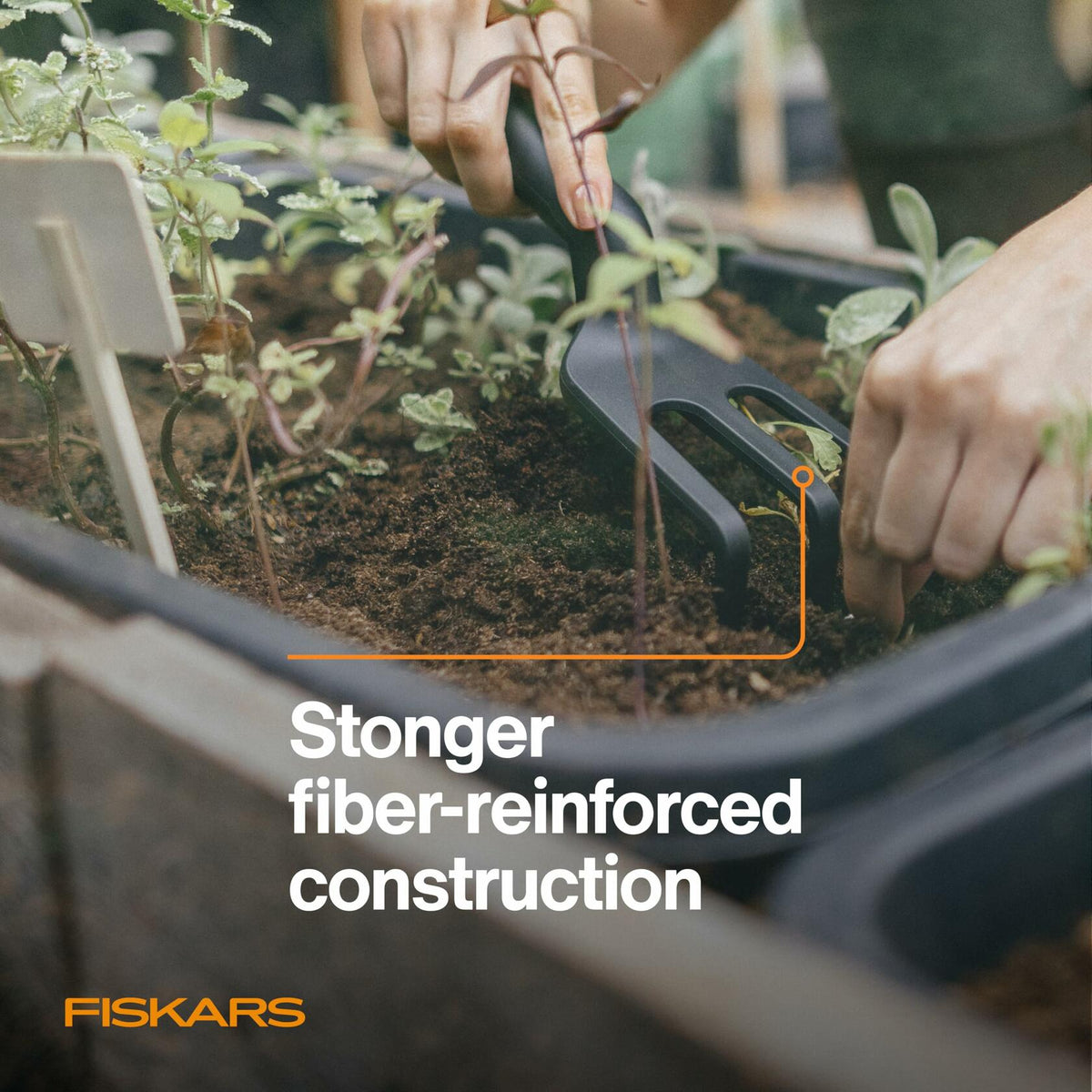 Cultivador Eco Fiskars con púas anguladas anchas y mango ergonómico negro