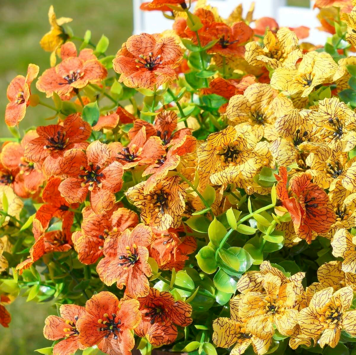 Florisso - Crisantemos artificiales de otoño para decoración exterior, color naranja y amarillo, 12 ramos