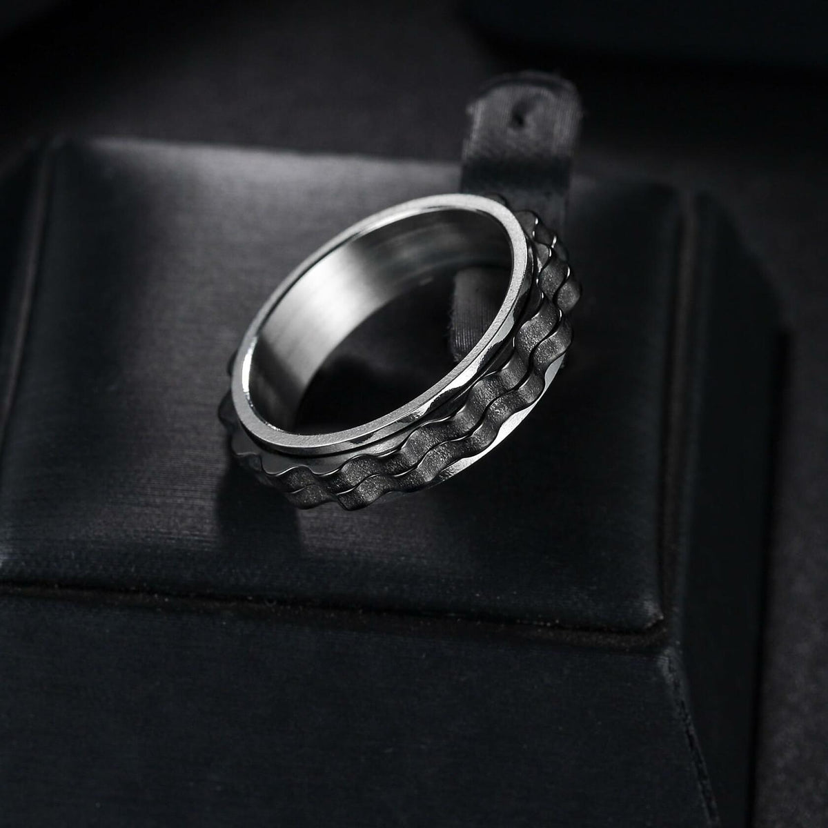 Anillo giratorio antiestrés para mujer Udolfly de acero de titanio, color plateado y negro, talla 8